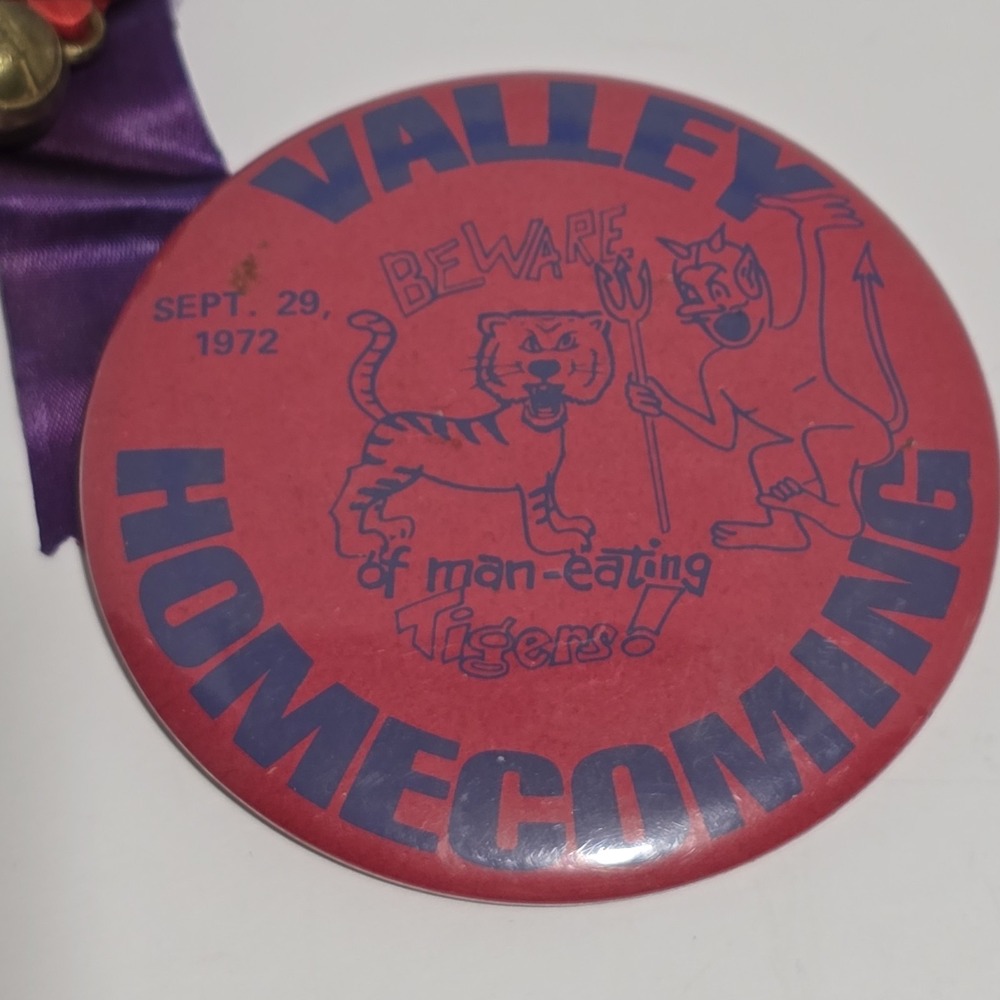 1972 Valley High School TIGERS Football Homecoming Pin Button Pinback Elgin Ia - Picture 2 of 7